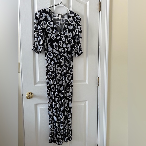 H&M Dresses & Skirts - H&M Floral Black and White Dress